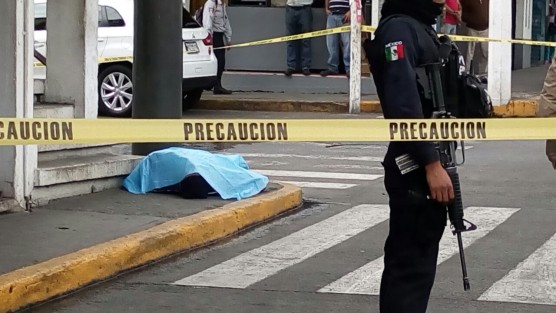 Víctima de un infarto, murió un hombre de la tercera de edad, al momento de caminar sobre la avenida 11 y 4 de la colonia Centro de la ciudad de Córdoba, acudiendo autoridades de Estatales así como de la Fiscalía Regional para tomar conocimiento y poder retirar el cuerpo de la vía pública. 