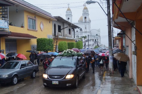 La tarde de este miércoles fueron despedidos los restos del empresario tlapacoyense, Antonio Diez Alarcón, mismos que tras años de búsqueda fueran localizados en las fosas de Colinas de Santa Fe, en la ciudad de Veracruz, Ver.  