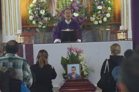 La tarde de este miércoles fueron despedidos los restos del empresario tlapacoyense, Antonio Diez Alarcón, mismos que tras años de búsqueda fueran localizados en las fosas de Colinas de Santa Fe, en la ciudad de Veracruz, Ver.  
