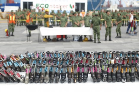 En la ciudad de Veracruz, Ver., la Secretaría de la Defensa Nacional llevó a cabo la destrucción de armas decomisadas a la delincuencia. En total fueron mil 209 armas de diversos calibres y 59 mil municiones las que se destruyeron. 