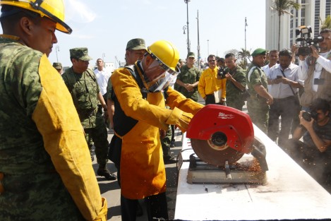 En la ciudad de Veracruz, Ver., la Secretaría de la Defensa Nacional llevó a cabo la destrucción de armas decomisadas a la delincuencia. En total fueron mil 209 armas de diversos calibres y 59 mil municiones las que se destruyeron. 