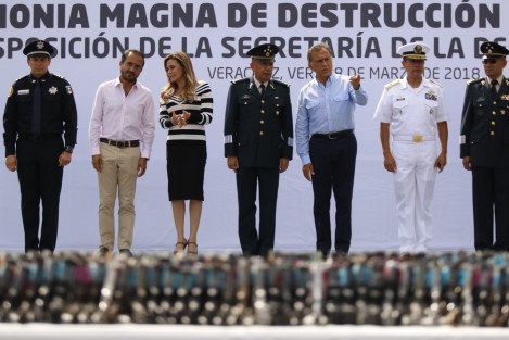 Como invitado acudió el gobernador Miguel Ángel Yunes Linares acompañado de sus allegados habituales.  Esto, mientras en Xalapa se realizaban ceremonias conmemorativas por el Día Internacional de la Mujer.  