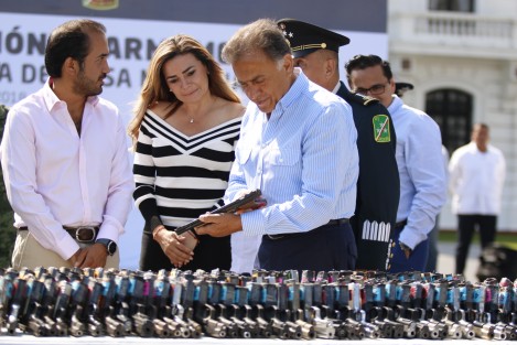 Como invitado acudió el gobernador Miguel Ángel Yunes Linares acompañado de sus allegados habituales.  Esto, mientras en Xalapa se realizaban ceremonias conmemorativas por el Día Internacional de la Mujer.  
