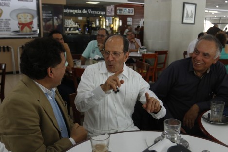 El sacerdote Alejandro Solalinde, estuvo de visita en la ciudad de Veracruz, donde sostuvo una reunión con evangélicos y aprovechó para hablar de la situación migratoria en el sur del estado.