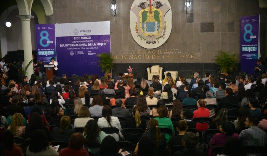 En el patio central del Palacio de Gobierno se llevó a cabo la ceremonia conmemorativa por el Día Internacional de la Mujer organizado por la Secretaría de Gobierno y el Instituto Veracruzano de la Mujer.  
