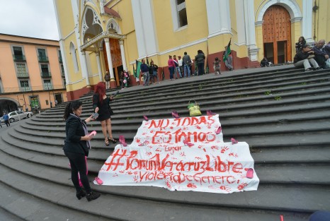 Wendy López, de la Red de Mujeres Trabajando por Veracruz, quien realizó un plantón en las escalinatas de la Catedral de Xalapa, expresó que este Día Internacional de la Mujer, no es una fecha para celebrar, ya que Veracruz ocupa el segundo lugar en  feminicidios. 