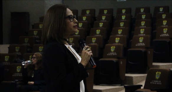  La doctora Claudia Isabel López habló, durante su exposición, de los índices de mortalidad materna y los factores de riesgo en los padecimientos que afectan a las mujeres, entre otros temas. 