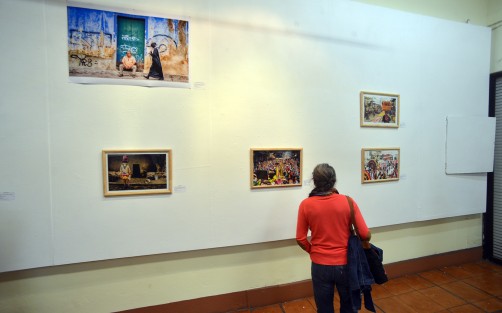 En la exposición se pueden apreciar varias de las fiestas que se realizan en diversas localidades de Veracruz, resaltando los colores, texturas y tradición de esta festividades que se perduran gracias a los habitantes de esas comunidades.