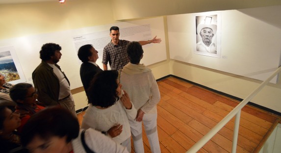 En la exposición se pueden apreciar varias de las fiestas que se realizan en diversas localidades de Veracruz, resaltando los colores, texturas y tradición de esta festividades que se perduran gracias a los habitantes de esas comunidades.