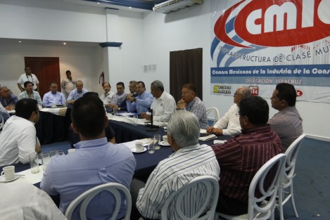 El alcalde de Boca del Río, Humberto Alonso Morelli, sostuvo una reunión con socios de CMIC quienes le pidieron al edil invertir en grandes obras como un nuevo puente vehícular para conectar la riviera veracruzana, enductar el canal de La Zamorana para convetirlo en una avenida, y por supuesto que el trabajo se los de a los constructores locales. 