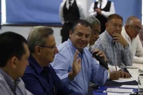El alcalde de Boca del Río, Humberto Alonso Morelli, sostuvo una reunión con socios de CMIC quienes le pidieron al edil invertir en grandes obras como un nuevo puente vehícular para conectar la riviera veracruzana, enductar el canal de La Zamorana para convetirlo en una avenida, y por supuesto que el trabajo se los de a los constructores locales. 