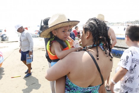 Una lancha que transportaba turistas hacia la Isla de Sacrificios y Cancuncito, se volteó provocando que los pasajeros cayeran al agua. Ya en tierra los visitantes denunciaron negligencia de los prestadores de servicios a quienes responsabilizan del accidente. 