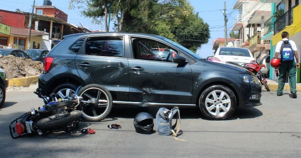 Daños mínimos y un buen susto fue el saldo de un percance vial entre un vehículo y la motocicleta de un joven estudiante de CONALEP, en la avenida Encanto. La autoridad vial brilló por su ausencia.  