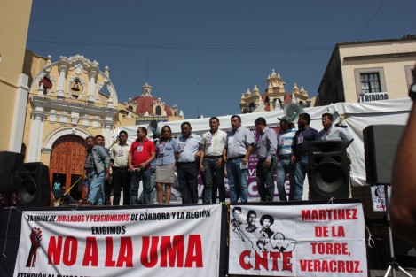 Integrantes de la sección 7 de la  Coordinadora Nacional  de Trabajadores de la Educación (CNTE), provenientes de Chiapas, llegaron hasta el centro de la capital veracruzana para, en coordinación con el Movimiento Magisterial Popular Veracruzano (MMPV) realizar un mitin e informar sobre nuevas acciones que tomarán en fechas próximas en su lucha por la abrogación de la reforma educativa. 
