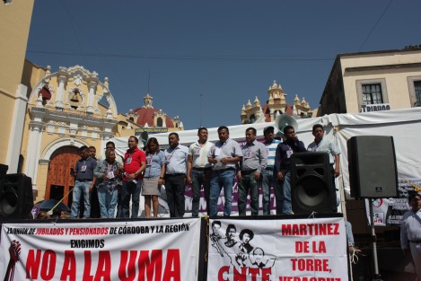 Integrantes de la sección 7 de la  Coordinadora Nacional  de Trabajadores de la Educación (CNTE), provenientes de Chiapas, llegaron hasta el centro de la capital veracruzana para, en coordinación con el Movimiento Magisterial Popular Veracruzano (MMPV) realizar un mitin e informar sobre nuevas acciones que tomarán en fechas próximas en su lucha por la abrogación de la reforma educativa. 
