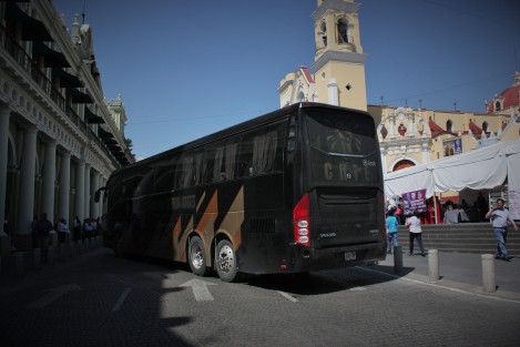 Luego de que los líderes dieran sus declaraciones a los medios, un autobús de la CNTE Chiapas, bloqueó la circulación en la avenida Enríquez por alrededor de una hora.
