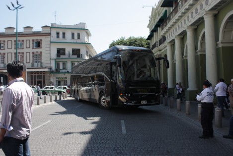 Luego de que los líderes dieran sus declaraciones a los medios, un autobús de la CNTE Chiapas, bloqueó la circulación en la avenida Enríquez por alrededor de una hora.
