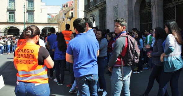 Estudiantes del Colegio Preparatorio de Xalapa Semiescolarizado, realizaron un simulacro de evacuación por sismo. Como en los otros sistemas del Colegio Preparatorio, los jóvenes deben trasladarse desde el plantel en la Juárez, hasta el parque Juárez. 