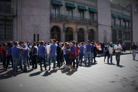 Estudiantes del Colegio Preparatorio de Xalapa Semiescolarizado, realizaron un simulacro de evacuación por sismo. Como en los otros sistemas del Colegio Preparatorio, los jóvenes deben trasladarse desde el plantel en la Juárez, hasta el parque Juárez. 