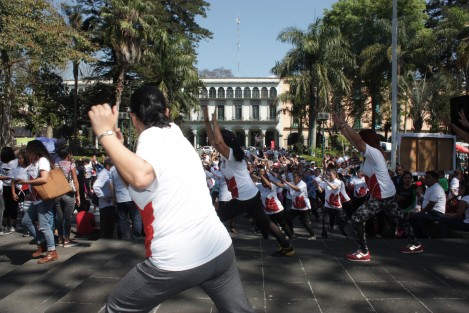 Decenas de personas realizaron activación física en el Parque Juárez de Xalapa, al iniciar el programa Actívate, Diviértete, ¡Vive Saludable!