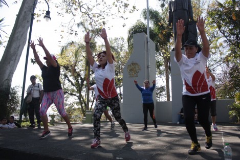 Decenas de personas realizaron activación física en el Parque Juárez de Xalapa, al iniciar el programa Actívate, Diviértete, ¡Vive Saludable!