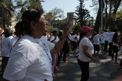 Decenas de personas realizaron activación física en el Parque Juárez de Xalapa, al iniciar el programa Actívate, Diviértete, ¡Vive Saludable! Aunque esta clase de programas deactivación física se realizan desde la administración anterior de manera gratuita, son pocos los hombres que participan. 