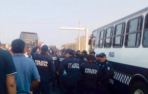 Un grupo de maestros de la CNTE provenientes de Chiapas, fueron retenidos por elementos de la SSP en la carretera, a la altura de Corral Falso, cuando se retiraban de Xalapa luego de haber participado en un mitin en Plaza Lerdo.