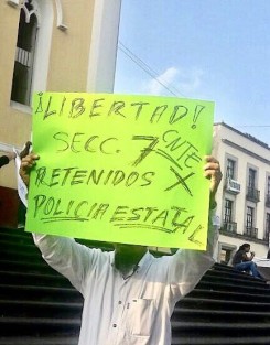 Un grupo de maestros de la CNTE provenientes de Chiapas, fueron retenidos por elementos de la SSP en la carretera, a la altura de Corral Falso, cuando se retiraban de Xalapa luego de haber participado en un mitin en Plaza Lerdo.