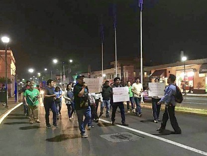 Esta noche un grupo de maestros de la zona centro marchan en la av. Oriente 6 de Orizaba con dirección al parque Castillo en apoyo a maestros de Chiapas retenidos  esta tarde por policías federales y estatales  en la ciudad de Xalapa, Ver..  