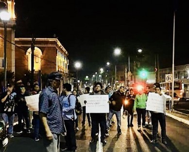 Esta noche un grupo de maestros de la zona centro marchan en la av. Oriente 6 de Orizaba con dirección al parque Castillo en apoyo a maestros de Chiapas retenidos  esta tarde por policías federales y estatales  en la ciudad de Xalapa, Ver..  