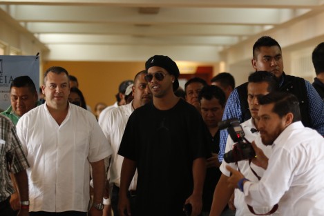 El astro brasileño Ronaldinho, llegó a Boca del Río y ofreció una rueda de prensa previo a su participación en un partido-homenaje que de llevará a cabo esta tarde en el estadio Luis Pirata Fuente.