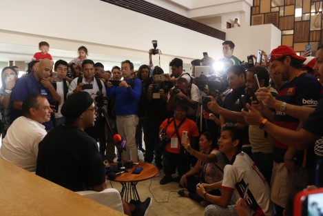 El astro brasileño Ronaldinho, llegó a Boca del Río y ofreció una rueda de prensa previo a su participación en un partido-homenaje que de llevará a cabo esta tarde en el estadio Luis Pirata Fuente.