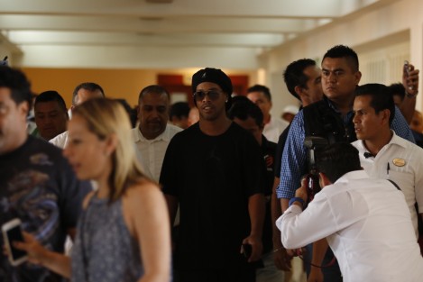 El astro brasileño Ronaldinho, llegó a Boca del Río y ofreció una rueda de prensa previo a su participación en un partido-homenaje que de llevará a cabo esta tarde en el estadio Luis Pirata Fuente.