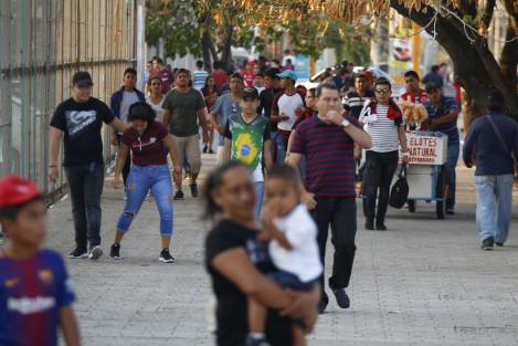 Se suspende el partido de <em>Amigos de Ronaldinho</em>. Los aficionados presionan en las taquillas para que les devuelvan su dinero. Vendedores se quejan de perdidas importantes.