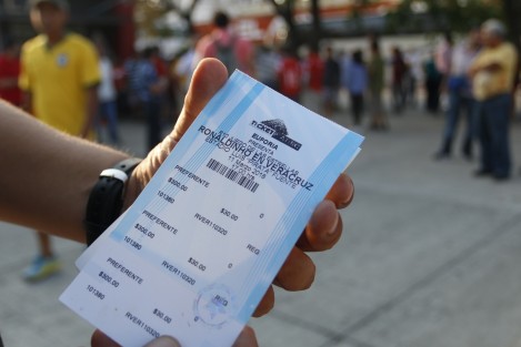 Se suspende el partido de <em>Amigos de Ronaldinho</em>. Los aficionados presionan en las taquillas para que les devuelvan su dinero. Vendedores se quejan de perdidas importantes.