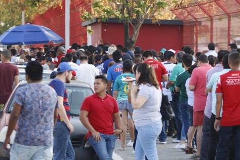 Se suspende el partido de <em>Amigos de Ronaldinho</em>. Los aficionados presionan en las taquillas para que les devuelvan su dinero. Vendedores se quejan de perdidas importantes.