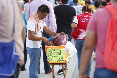 Se suspende el partido de <em>Amigos de Ronaldinho</em>. Los aficionados presionan en las taquillas para que les devuelvan su dinero. Vendedores se quejan de perdidas importantes.