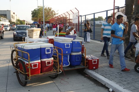 Se suspende el partido de <em>Amigos de Ronaldinho</em>. Los aficionados presionan en las taquillas para que les devuelvan su dinero. Vendedores se quejan de perdidas importantes.