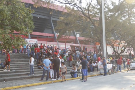 Se suspende el partido de <em>Amigos de Ronaldinho</em>. Los aficionados presionan en las taquillas para que les devuelvan su dinero. Vendedores se quejan de perdidas importantes.