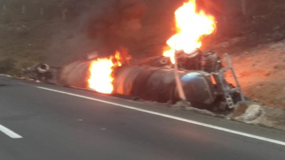 La mañana de este lunes una pipa terminó incendiada, luego de que el conductor perdiera el control de la unidad, lo que provocó que se saliera del camino y volcara sobre el kilómetro 246+000 en el tramo carretero Ciudad Mendoza-Acultzingo. No hubo lesionados, pero la carretera fue cerrada a la circulación. 
