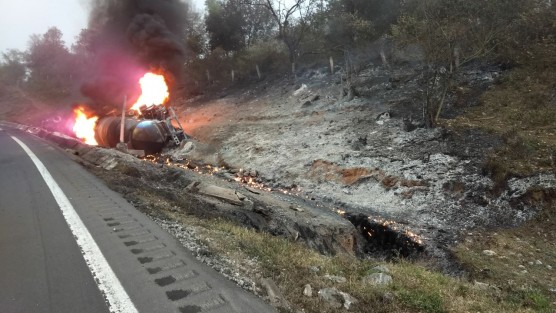 La mañana de este lunes una pipa terminó incendiada, luego de que el conductor perdiera el control de la unidad, lo que provocó que se saliera del camino y volcara sobre el kilómetro 246+000 en el tramo carretero Ciudad Mendoza-Acultzingo. No hubo lesionados, pero la carretera fue cerrada a la circulación.  