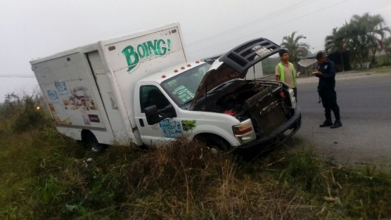 Camioneta repartidora salió del camino en el kilómetro 26.500 de la carretera federal Cuitláhuac-La Tinaja,aal reventarle la llanta delantera, provocando que perdiera el  control y se saliera del camino.
