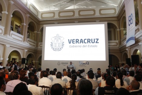 El gobernador de Veracruz, Miguel Ángel Yunes Linares, prometió en Boca del Río, la construcción de dos puentes vehiculares sobre el río Jamapa. Además, se comprometió a sanear la zona de manglares y hacer de estos una zona turística.  