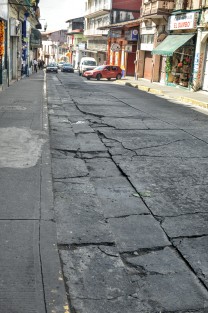 Así luce la calle céntrica avenida Revolución en Xalapa, producto de una mala obra de cambio de drenaje, aunado al tráfico intenso por estas calles.