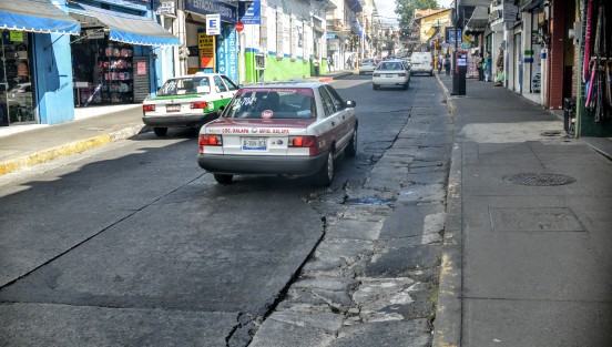 Así luce la calle céntrica avenida Revolución en Xalapa, producto de una mala obra en el pasado, aunado al tráfico intenso por estas calles. 