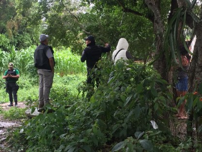 El cuerpo sin vida de un hombre fue hallado la mañana de este lunes, entre la maleza a un costado del arroyo, cerca del camino que lleva al Infonavit Camioneros y colonia Jardines, en Coatzintla, Ver..  .
