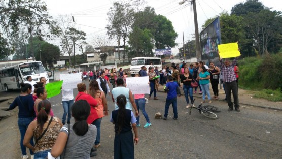 La mañana de este lunes padres de familia de una escuela primaria de Córdoba, se manifestaron e impidieron el acceso hacia la comunidad de San José de Tapia, además de que también se vio obstruido el paso hacia El Naranjal y San Miguelito.