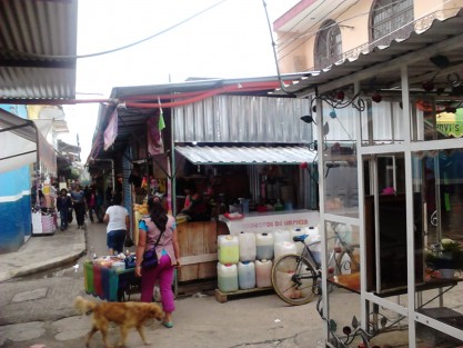 Comerciantes esperan romper la racha de ventas bajas tras la llegada del periodo vacacional.
