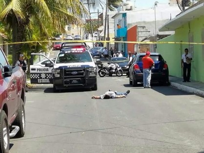 Un hombre fue hallado muerto en medio de la avenida Pescadores entre las calles de Minatitlán y Catemaco del fraccionamiento Tampiquera de Boca del Río, Ver. Se desconoce su identidad y causa de muerte.  
