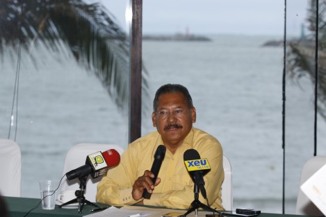 Buscando reflectores el alcalde de Ángel R. Cabada, Arturo Hervis Reyes, llegó hasta el puerto de Veracuz para denunciar públicamente que denunciará a la administración anterior por daño patrimonial por cerca de 15 mdp. Buscando reflectores el alcalde de Ángel R. Cabada, Arturo Hervis Reyes, llegó hasta el puerto de Veracuz para denunciar públicamente que denunciará a la administración anterior por daño patrimonial por cerca de 15 mdp. 